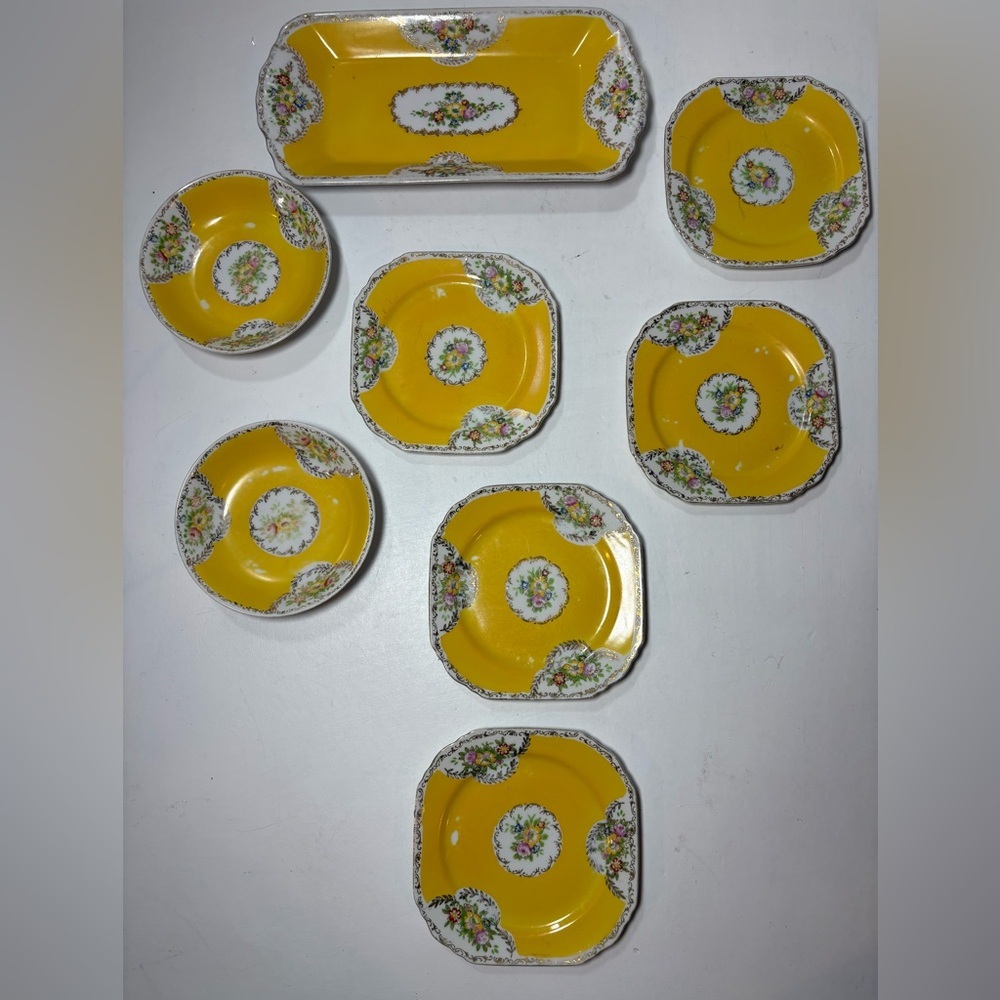 Mid-20th-century Japanese porcelain tea or snack set